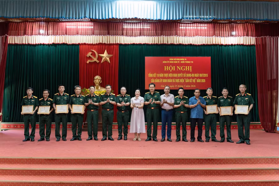 lanh-dao-phong-chinh-tri-binh-doan-lanh-dao-dang-uy-cac-xa-ia-krai-ia-chia-va-chi-huy-doan-kt-qp-715-chuc-mung-cac-ca-nhan-co-thanh-tich-tot-trong-thuc-hien-cong-tac-dan-van.jpg