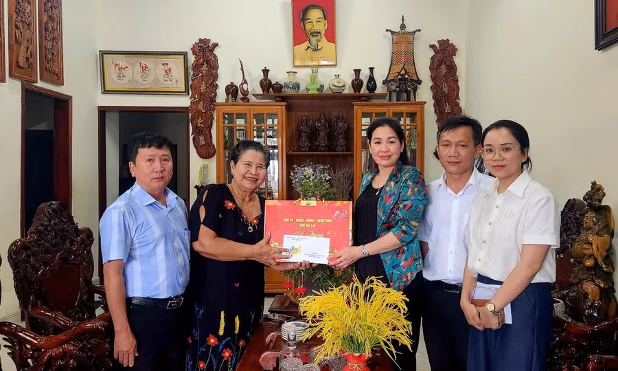 2-tham-chuc-tet-dong-chi-ro-cham-phot-nguyen-pho-chu-tich-hdnd-tinh.jpg