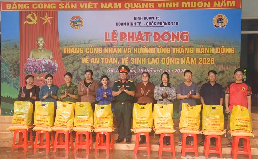 bo-tu-lenh-binh-doan-15-trao-tang-50-suat-qua.jpg