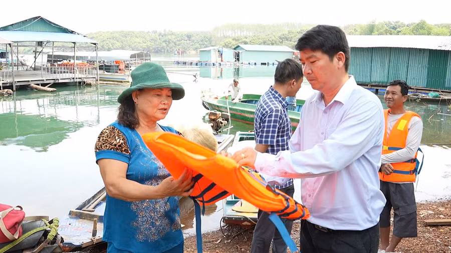 cong-tac-kiem-tra-day-manh-tuyen-truyen-va-ho-tro-phuong-tien-cuu-sinh-gop-phan-nang-cao-nhan-thuc-cua-nguoi-dan-khi-tham-gia-giao-thong-duong-thuy.jpg