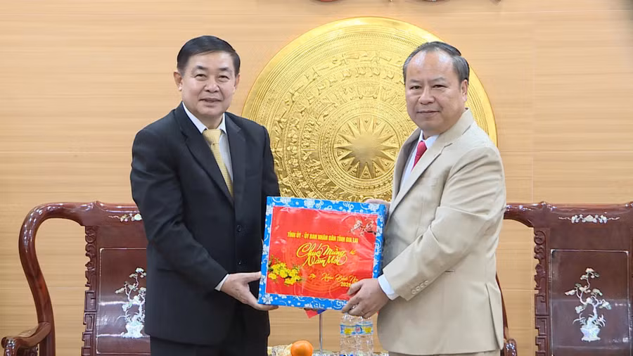 pho-bi-thu-tinh-uy-truong-doan-dai-bieu-quoc-hoi-tinh-chau-ngoc-tuan-tang-qua-pho-bi-thu-tinh-uy-chu-tich-uy-ban-chinh-quyen-tinh-salavan-padeumphone-sonthany.jpg