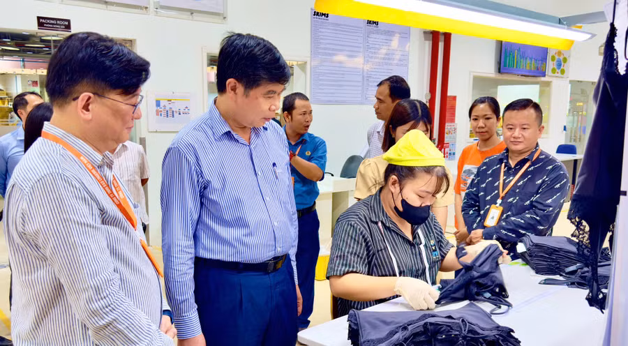 Phó Chủ tịch UBND tỉnh Lâm Hải Giang (thứ 2 từ trái sang) thăm hỏi, động viên người lao động đang làm việc tại Công ty TNHH B&amp;D Lingerie. Ảnh: Minh Hoàng