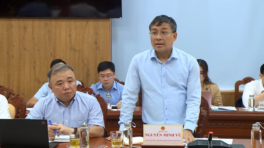 Thứ trưởng Thường trực Bộ Ngoại giao Nguyễn Minh Vũ phát biểu tại buổi làm việc. Ảnh: Hoàng Vũ