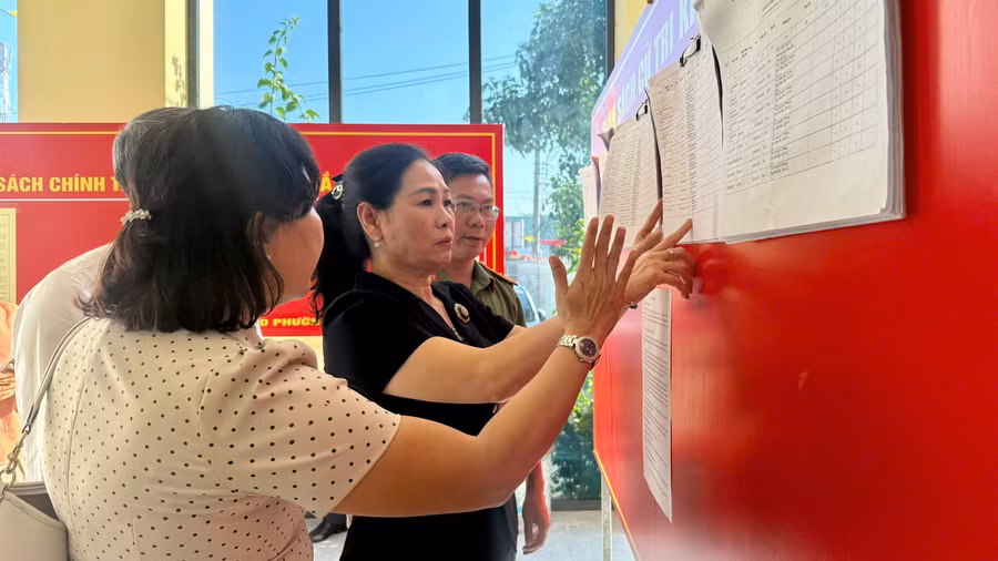 pho-chu-tich-hdnd-tinh-huynh-thuy-van-kiem-tra-cong-tac-chuan-bi-bau-cu-niem-yet-danh-sach-cu-tri-tai-phuong-quy-nhon-bac.jpg