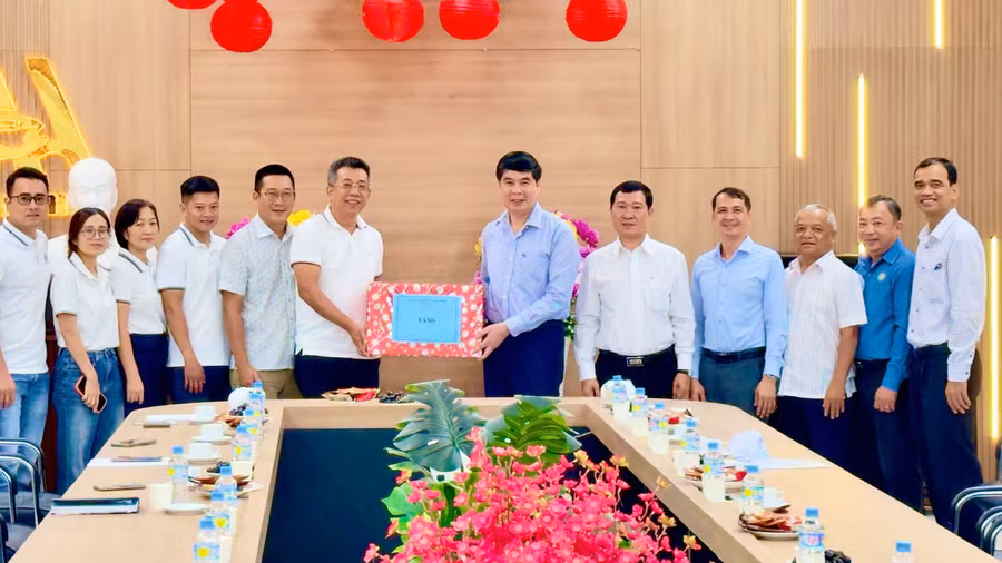 Phó Chủ tịch UBND tỉnh Lâm Hải Giang (thứ 6 từ phải sang) tặng quà cho người lao động của Công ty TNHH Thủy sản An Hải. Ảnh: Minh Hoàng