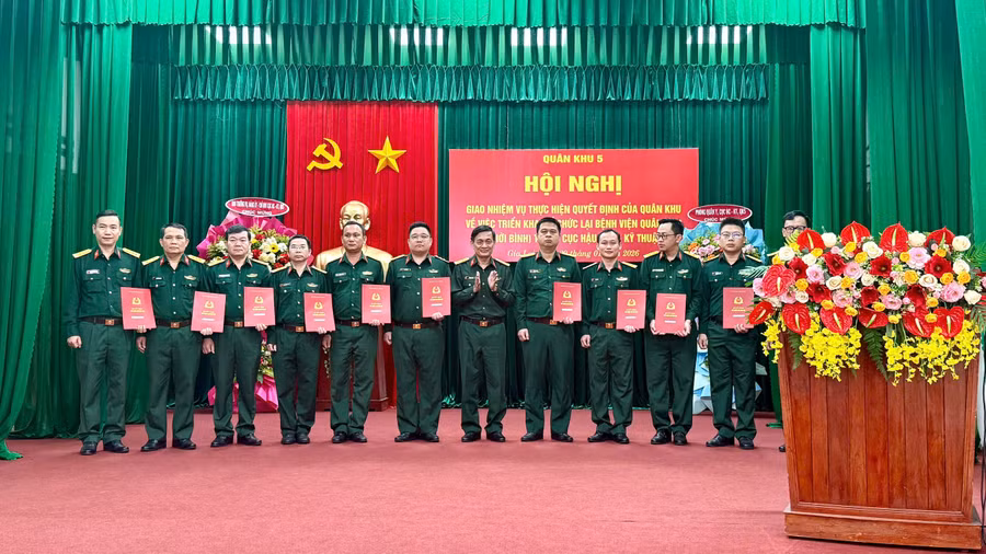 dai-ta-tran-kim-quyen-bi-thu-dang-uy-chinh-uy-cuc-hau-can-ky-thuat-trao-quyet-dinh-bo-nhiem-cho-39-dong-chi.jpg
