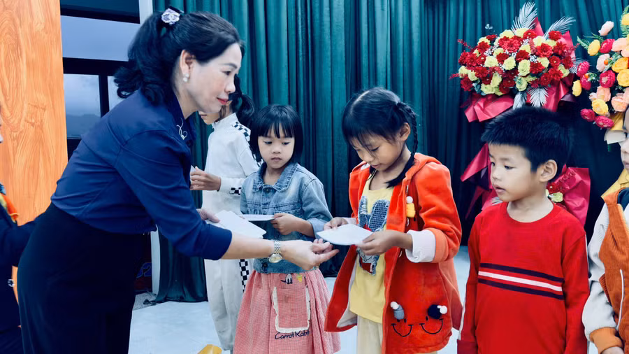 dong-chi-huynh-thuy-van-tinh-uy-vien-pho-chu-tich-hdnd-tinh-tang-qua-cho-cac-em-hoc-sinh-phuong-quy-nhon-bac.jpg