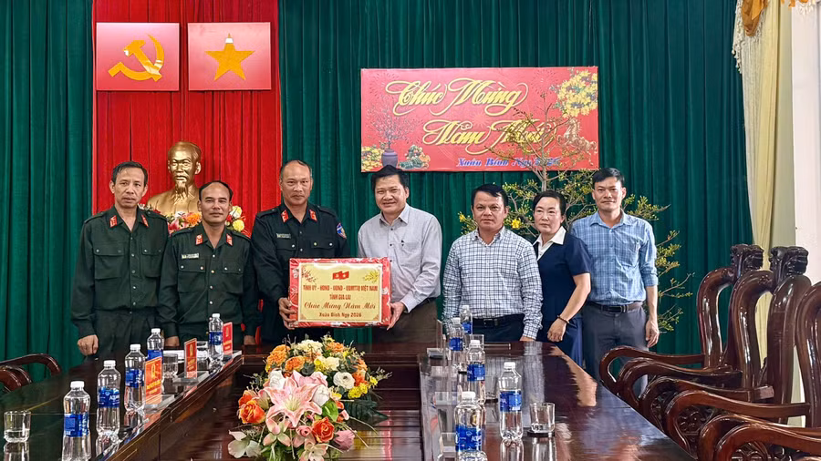pho-chu-tich-thuong-truc-hdnd-tinh-truong-van-dat-tham-chuc-tet-tieu-doan-1-trung-doan-canh-sat-co-dong-tay-nguyen-phuong-hoi-phu.jpg