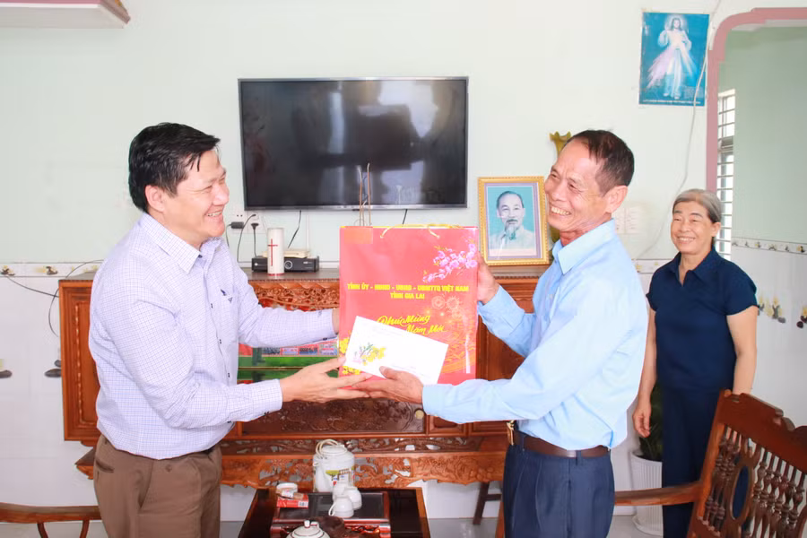pho-chu-tich-thuong-truc-hdnd-tinh-truong-van-dat-tham-chuc-tet-thuong-binh-nguyen-van-bac-thon-tan-phu-xa-ia-hiao.jpg
