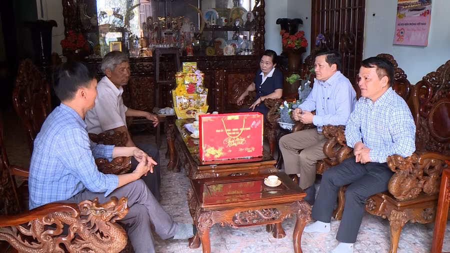 pho-chu-tich-thuong-truc-hdnd-tinh-truong-van-datthu-2-tu-phai-sang-chuc-tet-nguyen-pho-chu-tich-thuong-truc-hdnd-tinh-rah-lan-tuan.jpg