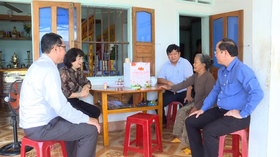 doan-cong-tac-tham-va-tang-qua-gia-dinh-co-cong-tai-thon-chanh-truc-xa-phu-my-dong.jpg