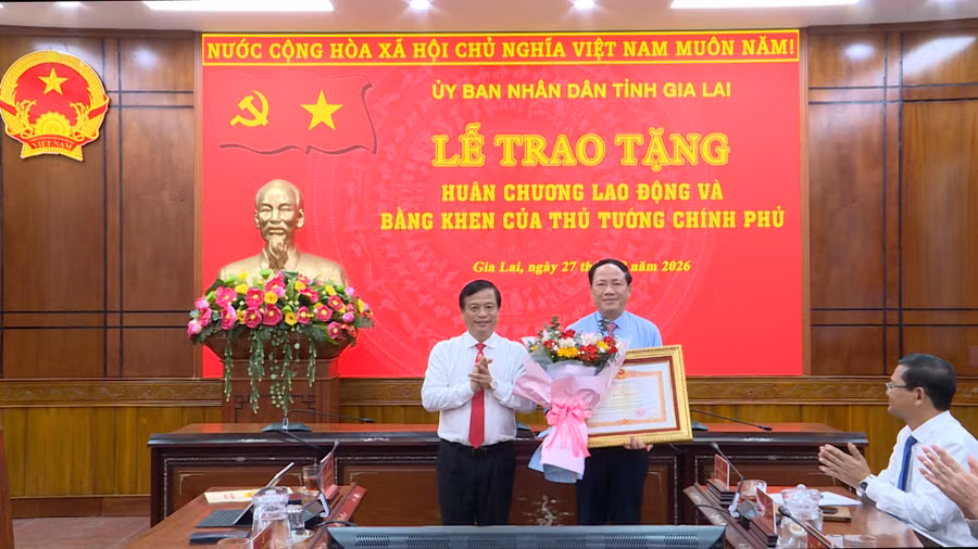 trao-tang-huan-chuong-lao-dong-va-bang-khen-cua-thu-tuong-chinh-phu.jpg