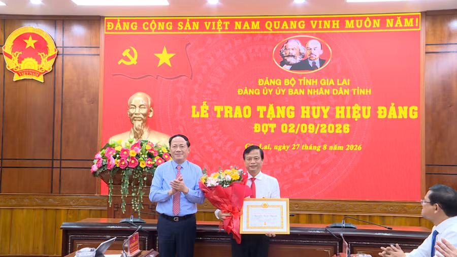 trao-tang-huy-hieu-30-nam-tuoi-dang-cho-dong-chi-nguyen-tuan-thanh.jpg