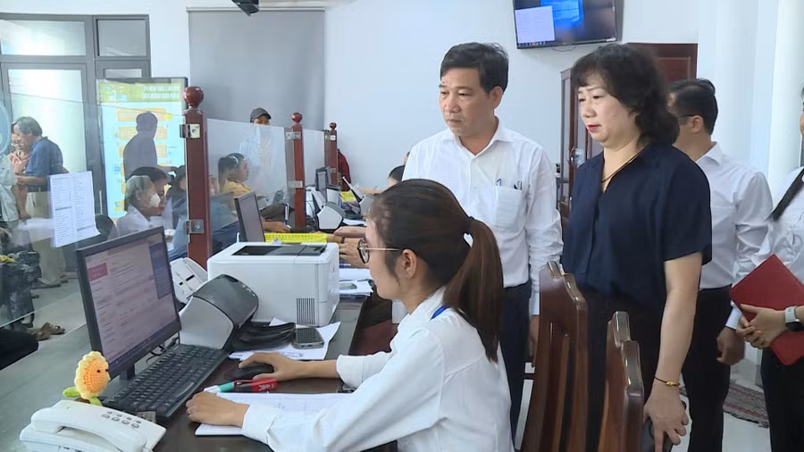 dc-pham-thi-to-hai-kiem-tra-hanh-chinh-cong-tai-bo-phan-mot-cua-phuong-binh-dinh.jpg