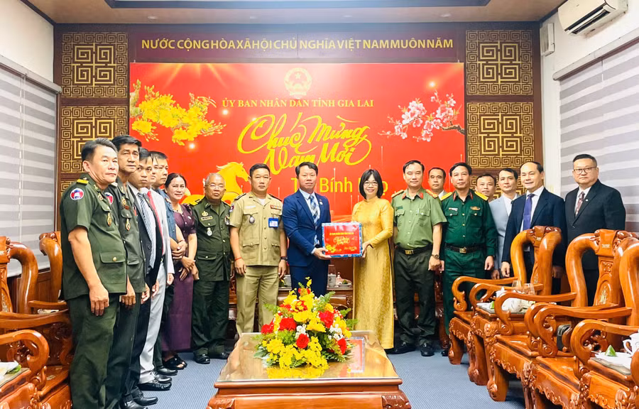 pho-chu-tich-ubnd-tinh-nguyen-thi-thanh-lich-tiep-doan-dai-bieu-tinh-stung-treng-campuchia-sang-tham-chuc-tet-co-truyen.jpg