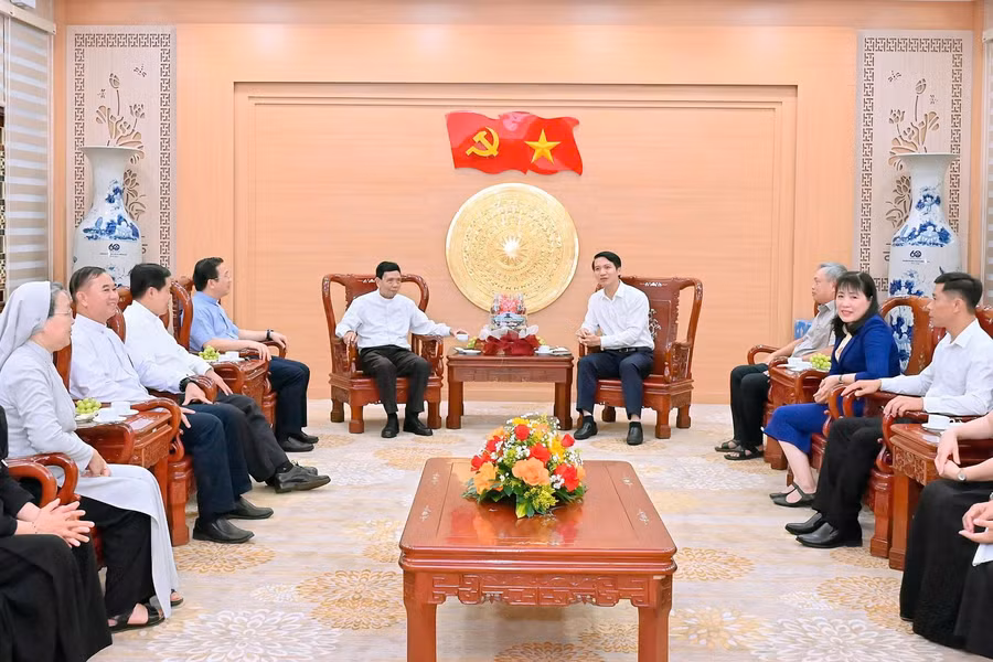 pho-bi-thu-tinh-uy-gia-lai-nguyen-ngoc-luong-doan-ben-phai-tiep-xa-giao-doan-toa-giam-muc-kon-tum-anh-duc-thuy.jpg