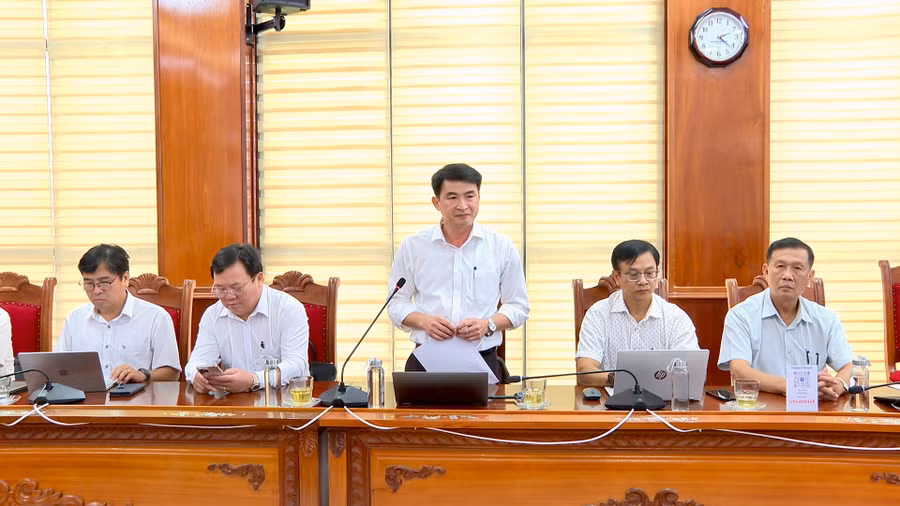 Đại diện lãnh đạo Sở Giáo dục và Đào tạo báo cáo tình hình triển khai sắp xếp các cơ sở giáo dục. Ảnh: Nhật Trường