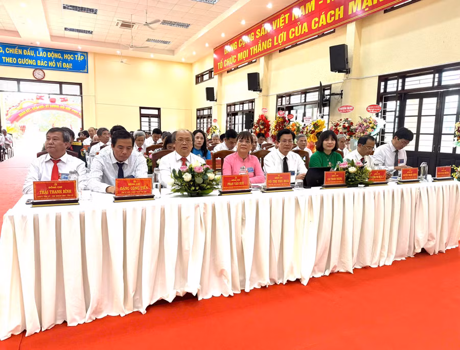 quang-canh-dai-hoi-dai-bieu-dang-bo-phuong-tam-quan-lan-thu-i.jpg