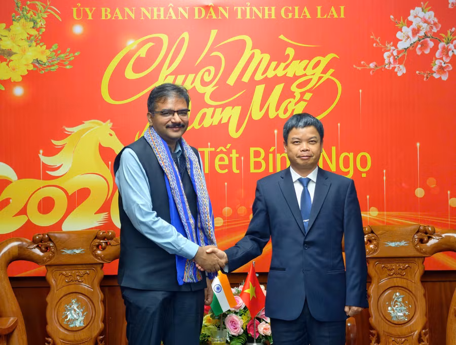 dong-chi-nguyen-huu-que-tinh-uy-vien-pho-chu-tich-ubnd-tinhbia-phai-tiep-xa-giao-ong-vipra-pandey-tong-lanh-su-an-do-tai-tp-ho-chi-minh.jpg