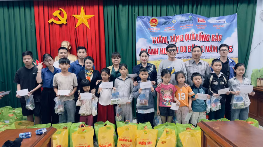 lanh-dao-tinh-cung-cac-don-vi-tai-tro-tang-qua-cho-nguoi-dan-hoc-sinh-tai-phuong-quy-nhon-tay.jpg