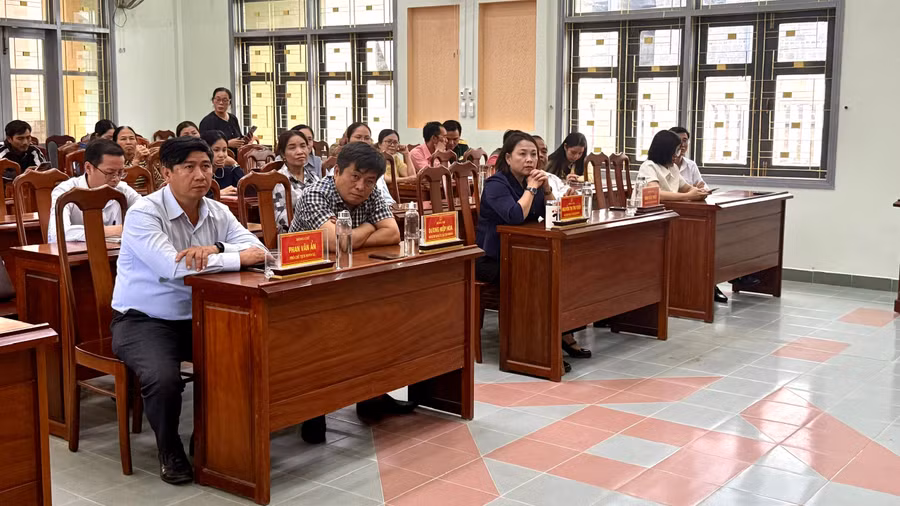 quang-canh-cu-tri-xa-canh-vinh-tham-du-hoi-nghi-tiep-xuc-cu-tri-van-dong-bau-cu.jpg