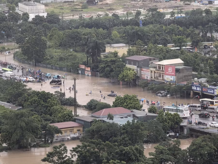 Ngập lụt chia cắt, làm tê liệt giao thông đi qua Cầu Ngà, thuộc P.Tây Mỗ