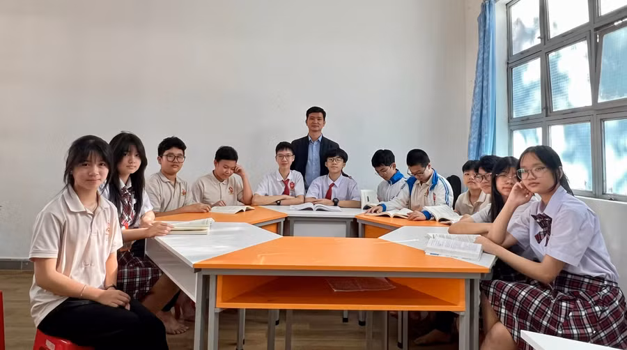 nguyen-va-hung-thuong-xuyen-hoc-nhom-trao-doi-cach-giai-cac-bai-toan-kho-sau-gio-hoc-chinh-khoa-cung-cac-ban-trong-lop-anh-dong-lai.jpg