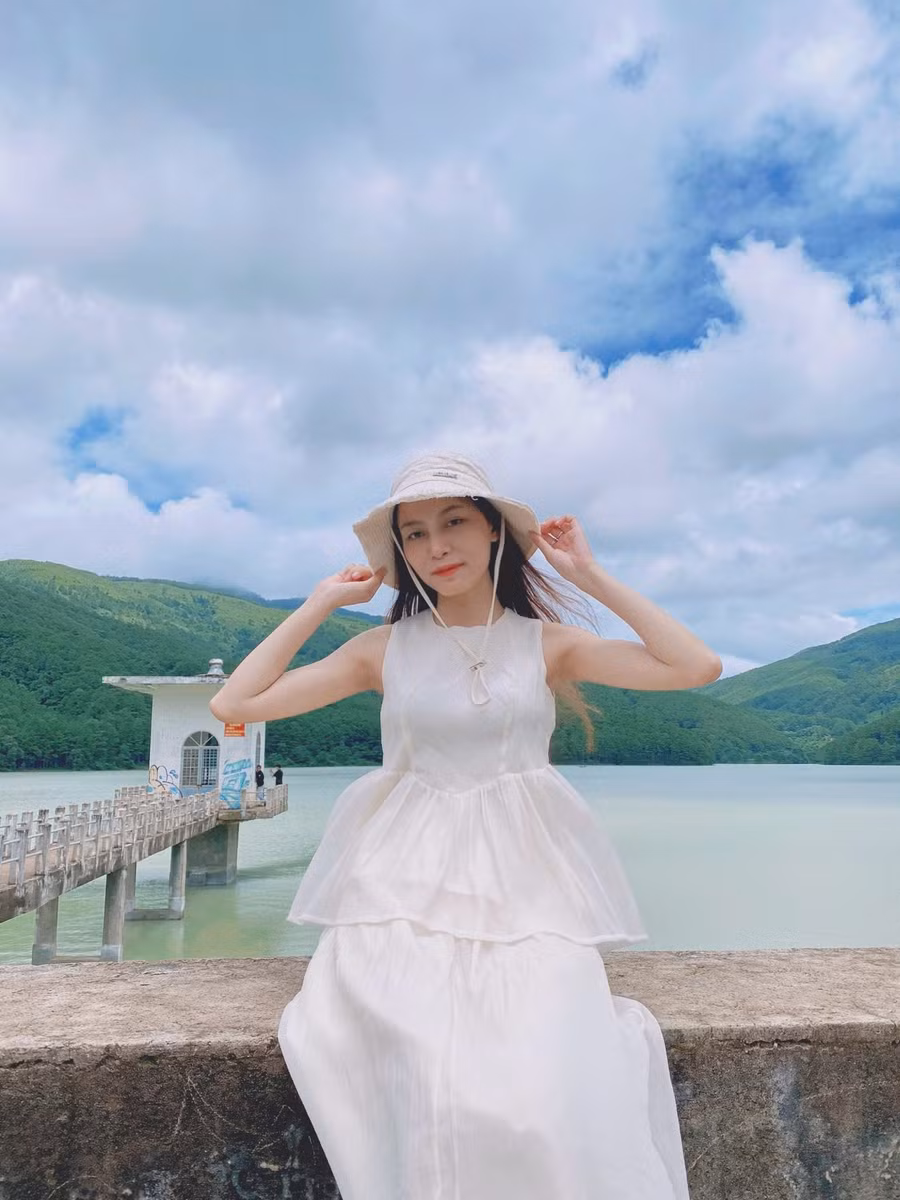 chi-duong-thi-thuy-trang-check-in-tai-dap-tan-son-xa-bien-ho-anh-dong-lai.jpg