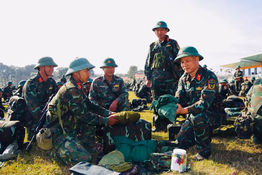 kiem-tra-cong-tac-mang-deo-trang-bi-va-quan-tu-trang-ca-nhan-cua-luc-luong-truc-san-sang-chien-dau.jpg