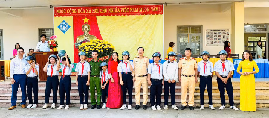 tuyen-truyen-phap-luat-tang-qua-cho-hoc-sinh-truong-thcs-hoai-my.jpg