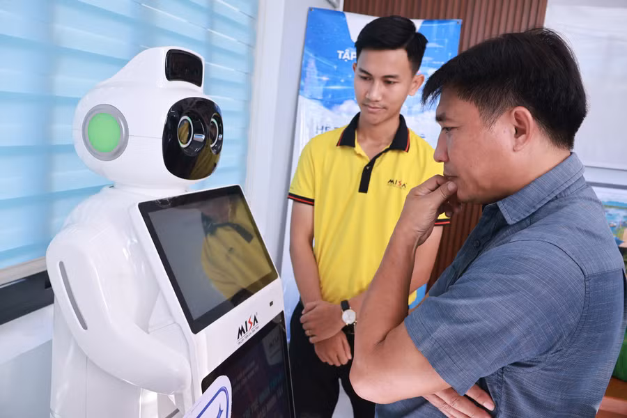 trai-nghiem-su-dung-robot-le-tan.jpg