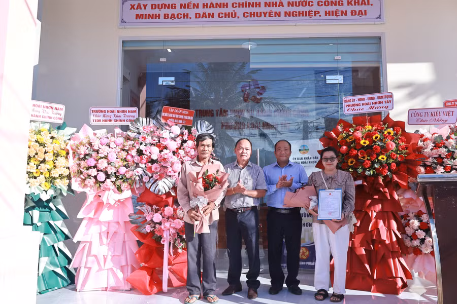 lanh-dao-dang-uy-ubnd-phuong-hoai-nhon-tay-trao-ket-qua-giai-quyet-thu-tuc-cho-nguoi-dan.jpg
