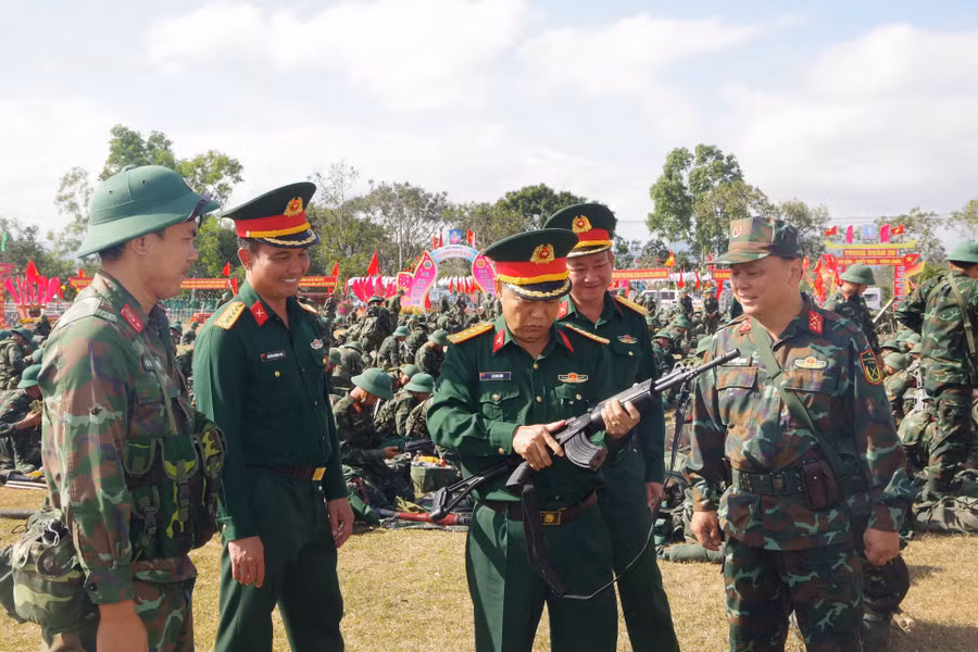 dai-ta-le-kim-giau-kiem-tra-sung-phuc-vu-nhiem-vu-sscd.jpg
