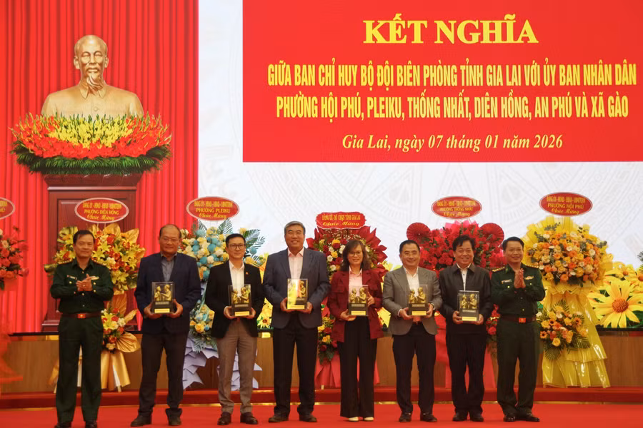 lanh-dao-bdbp-tinh-tang-qua-luu-niem-cho-cac-don-vi.jpg