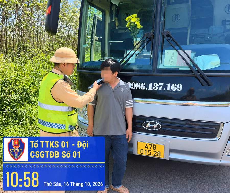 xu-ly-tai-xe-xe-khach-vuot-au-tren-quoc-lo.jpg