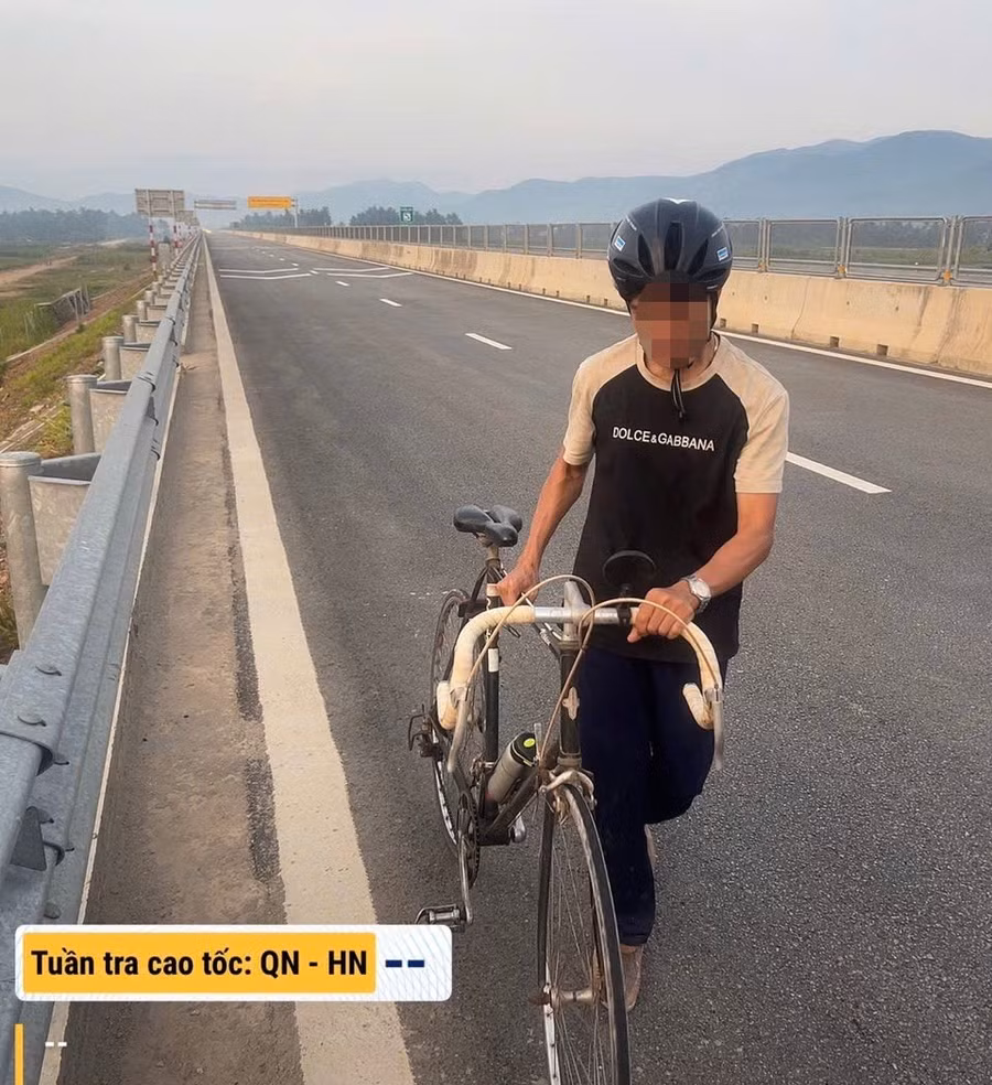 thanh-nien-dap-xe-tren-cao-toc-qua-khu-vuc-hoai-nhon.jpg
