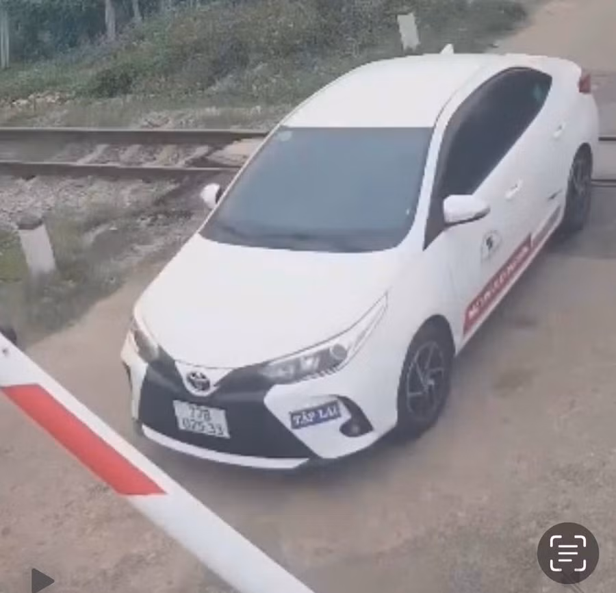 o-to-tai-thoi-diem-bang-qua-duong-sat.jpg
