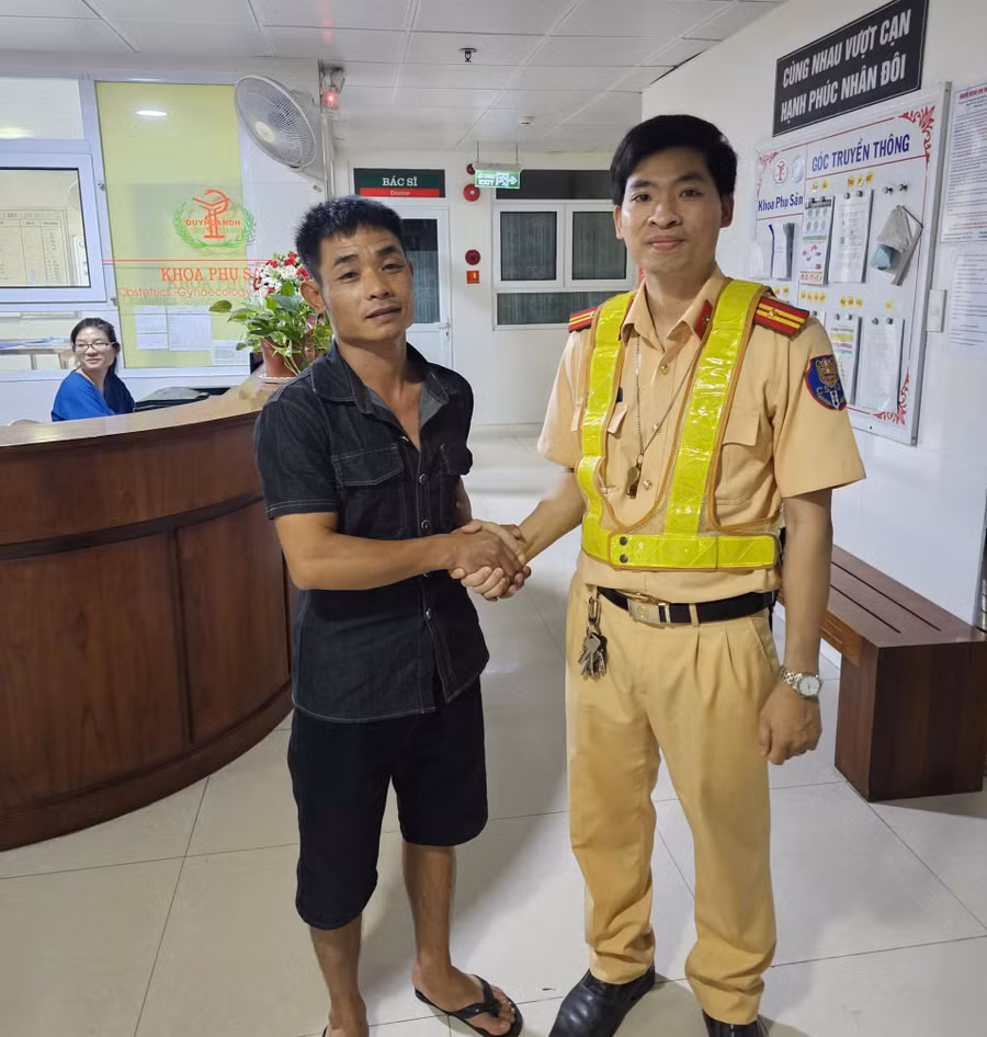 gia-dinh-cam-on-can-bo-csgt.jpg