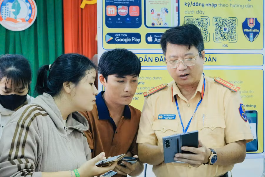 lanh-dao-phong-csgt-gioi-thieu-tinh-nang-moi.jpg