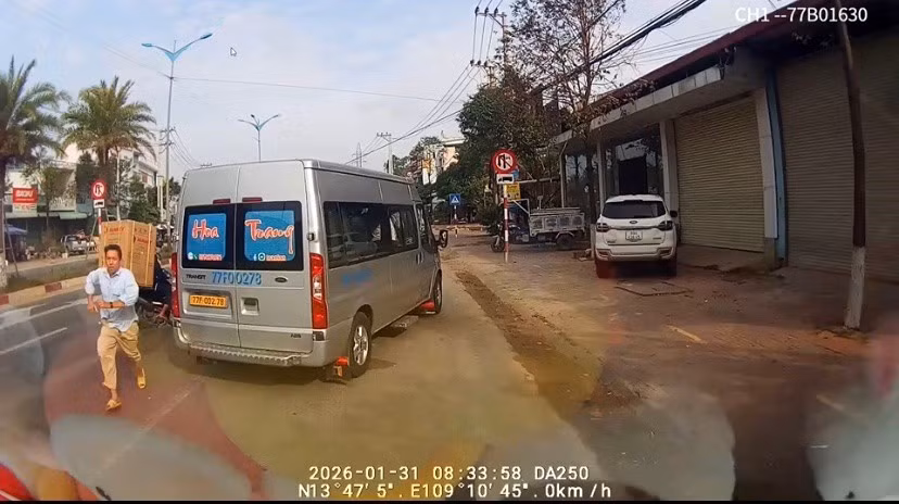 tai-xe-o-to-khach-tat-dau-xe-roi-chay-di-danh-nguoi.jpg
