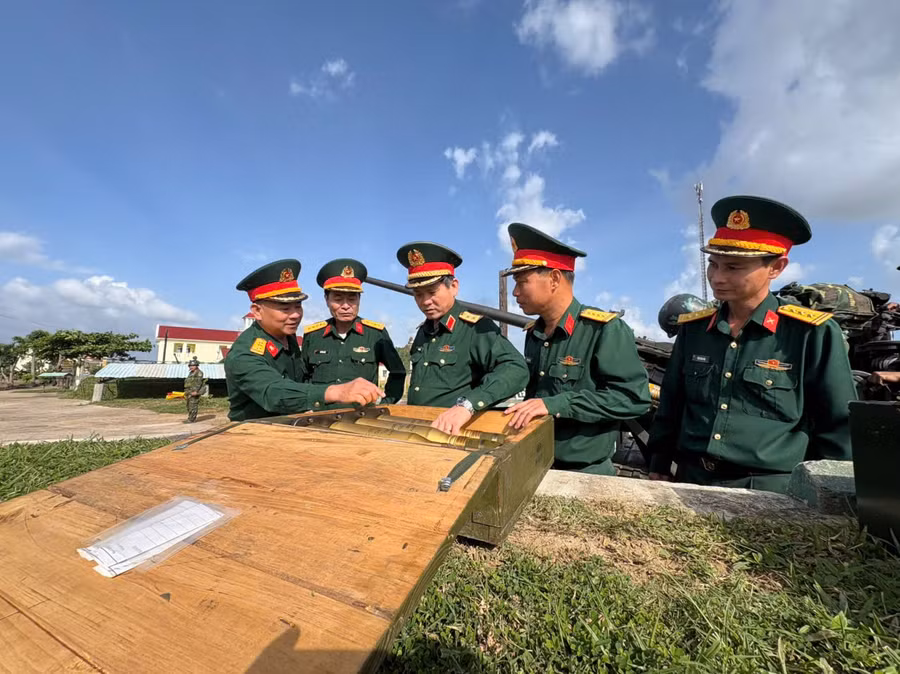 tu-lenh-quan-khu-kiem-tra-vu-khi.jpg