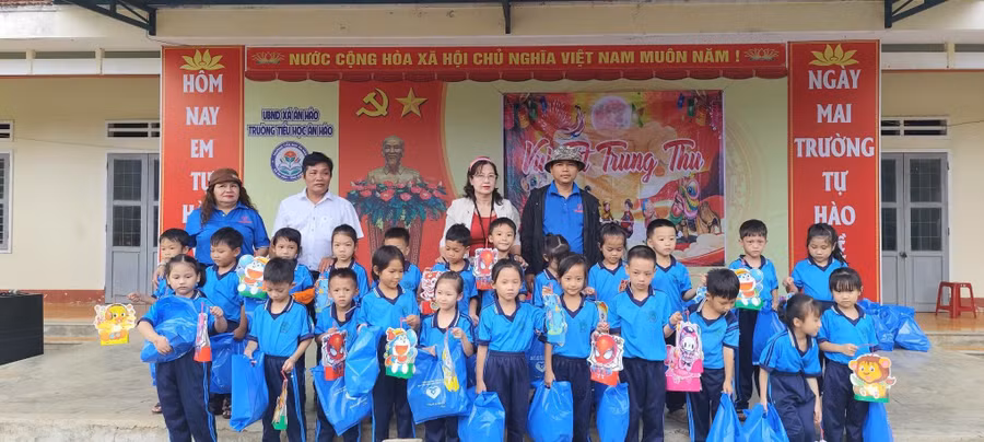 trao-hon-640-suat-qua-cho-hoc-sinh-tieu-hoc-o-xa-an-hao.jpg