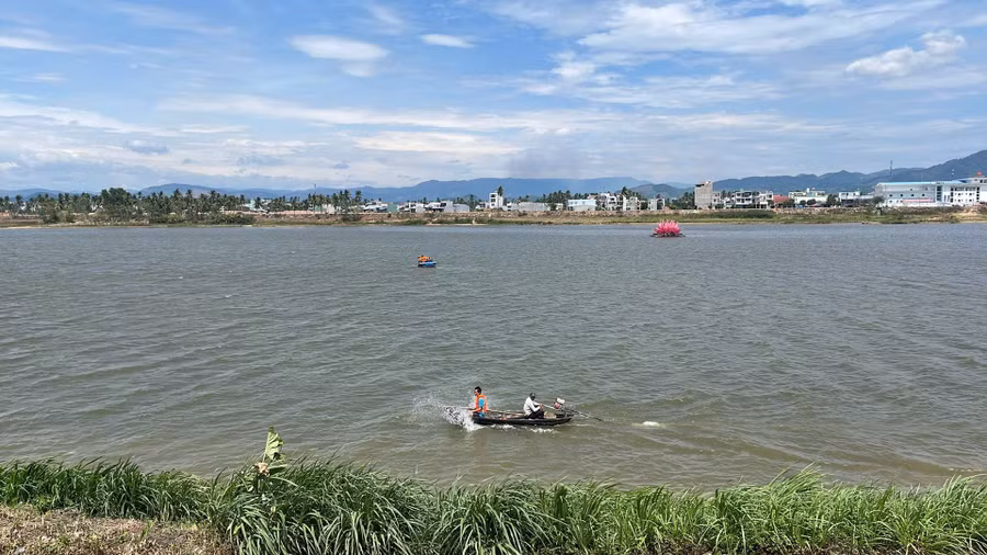 tim-kiem-2-nguoi-dan-ong-nghi-duoi-nuoc-tren-song-lai-giang.jpg