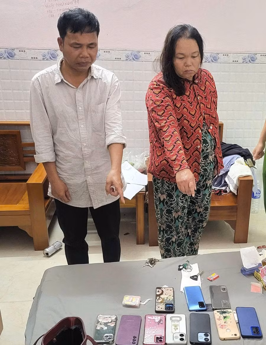 hai-vo-chong-moc-tui-dien-thoai.jpg