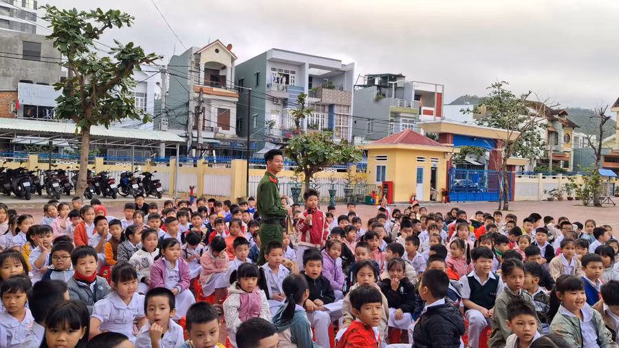 hoc-sinh-tham-gia-tra-loi-cau-hoi-kien-thuc-phap-luat.jpg