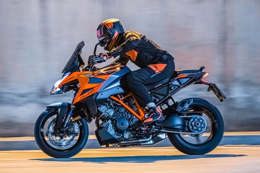 2023-ktm-1290-super-duke-gt-first-look-9.jpg
