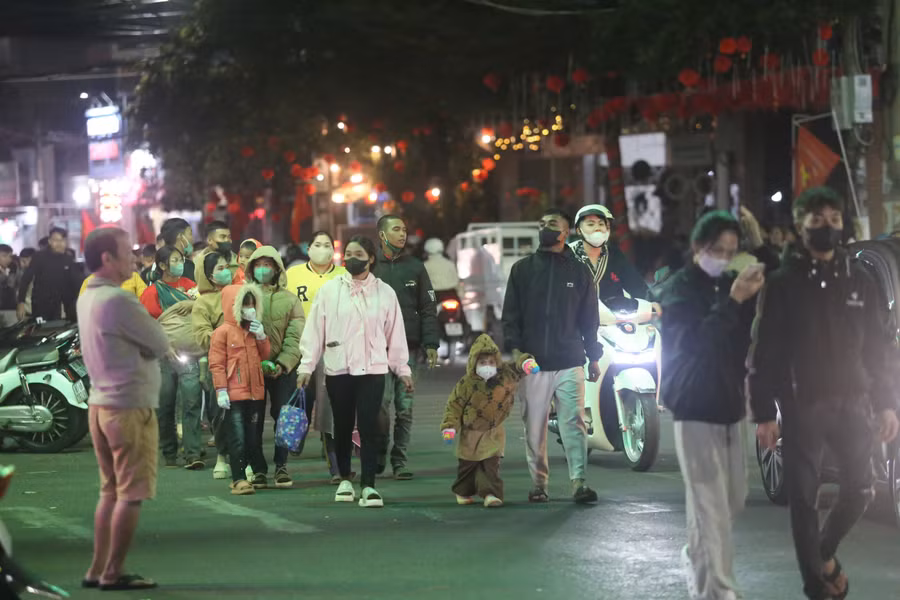 dong-nguoi-dang-do-ve-quang-truong.jpg