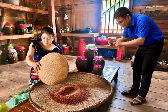 Tuổi trẻ Đak Pơ hỗ trợ người dân quảng bá đặc sản địa phương trên chợ số