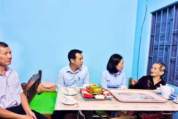 Phường Pleiku bàn giao công trình sửa chữa nhà ở cho vợ liệt sĩ