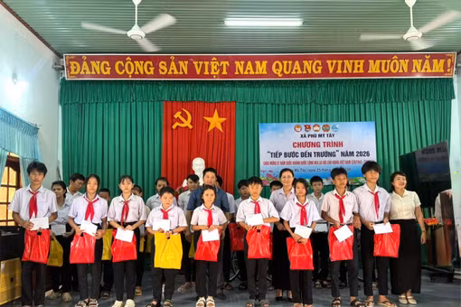 Trao 100 suất quà cho học sinh khó khăn xã Phù Mỹ Tây